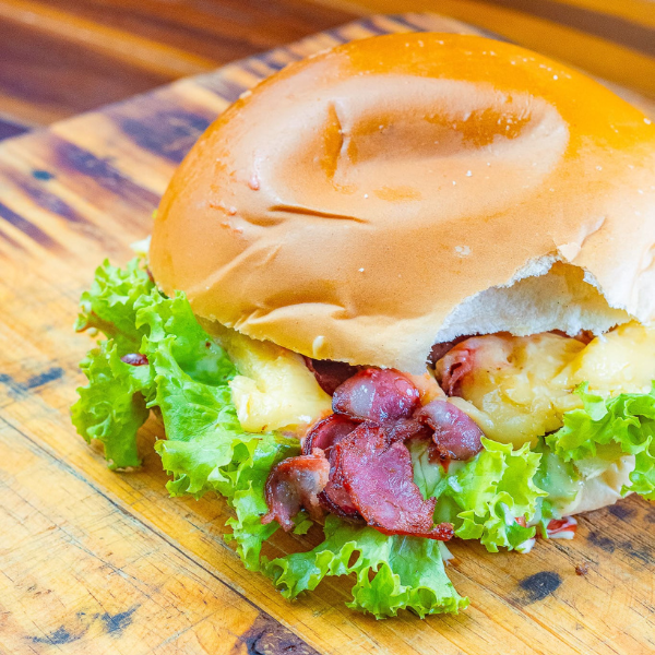 Hambúrguer de calabresa com queijo